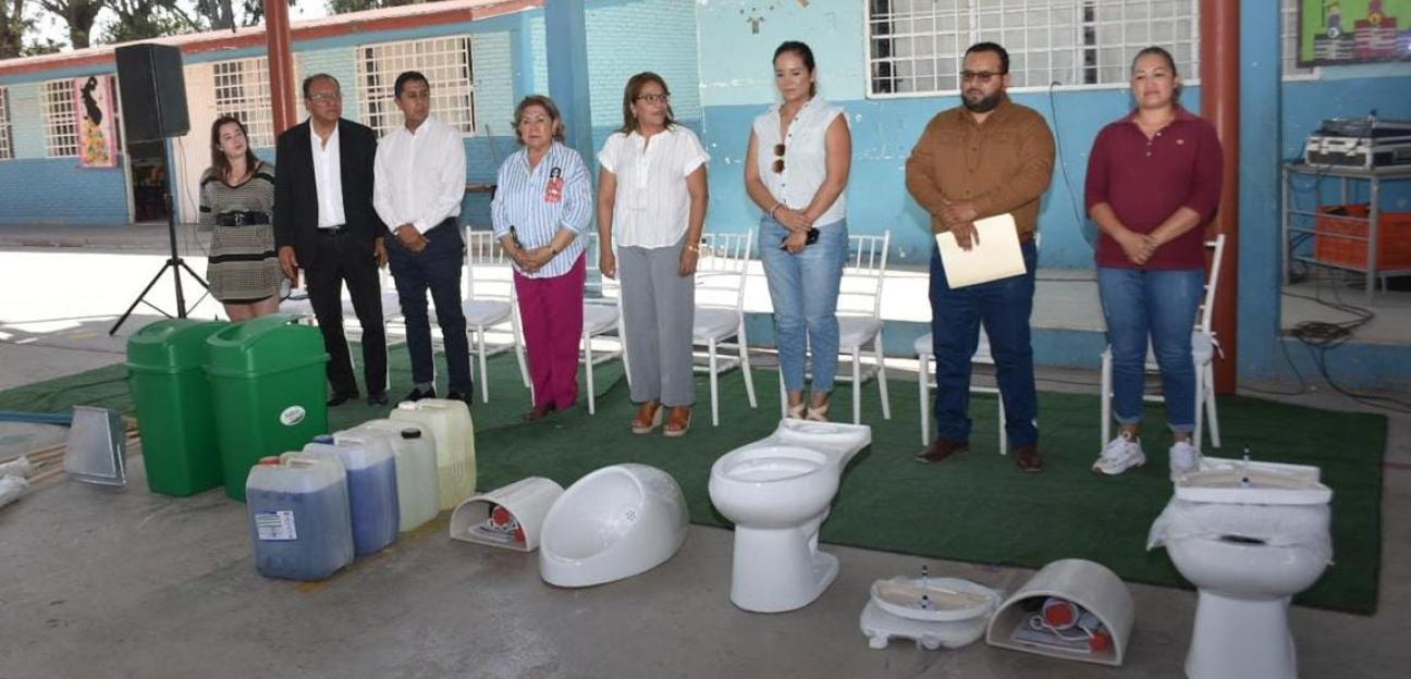 Más escuelas de nivel básico en Soledad, reciben paquetes sanitarios