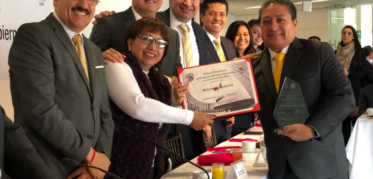 Alcalde de Soledad recibe reconocimiento de bancada de Senadores del PRD