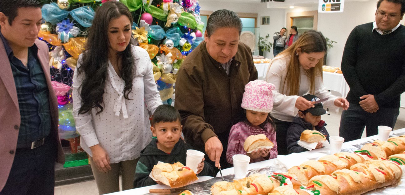 Cientos de personas degustaron la tradicional Rosca de Reyes en la Presidencia Municipal