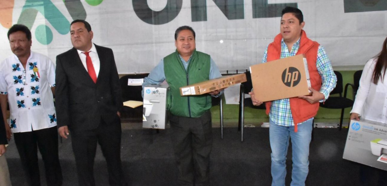 Edil de Soledad y diputado Ricardo Gallardo entregan equipo de cómputo a escuela
