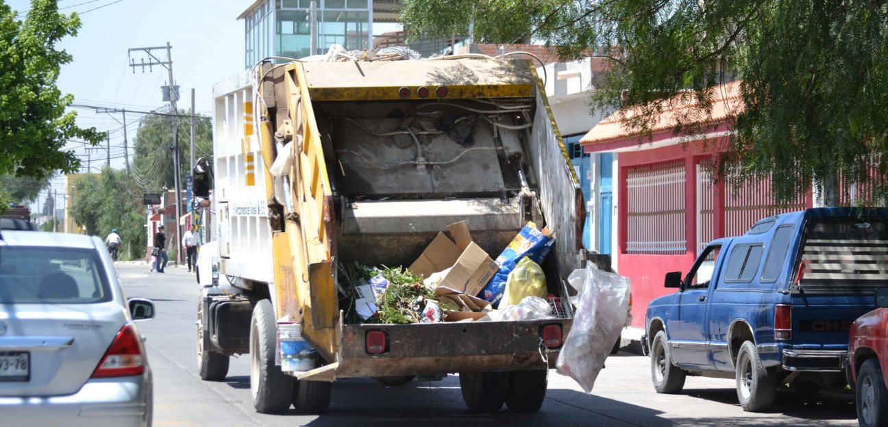 Constante mantenimiento a equipo de recolección de basura 