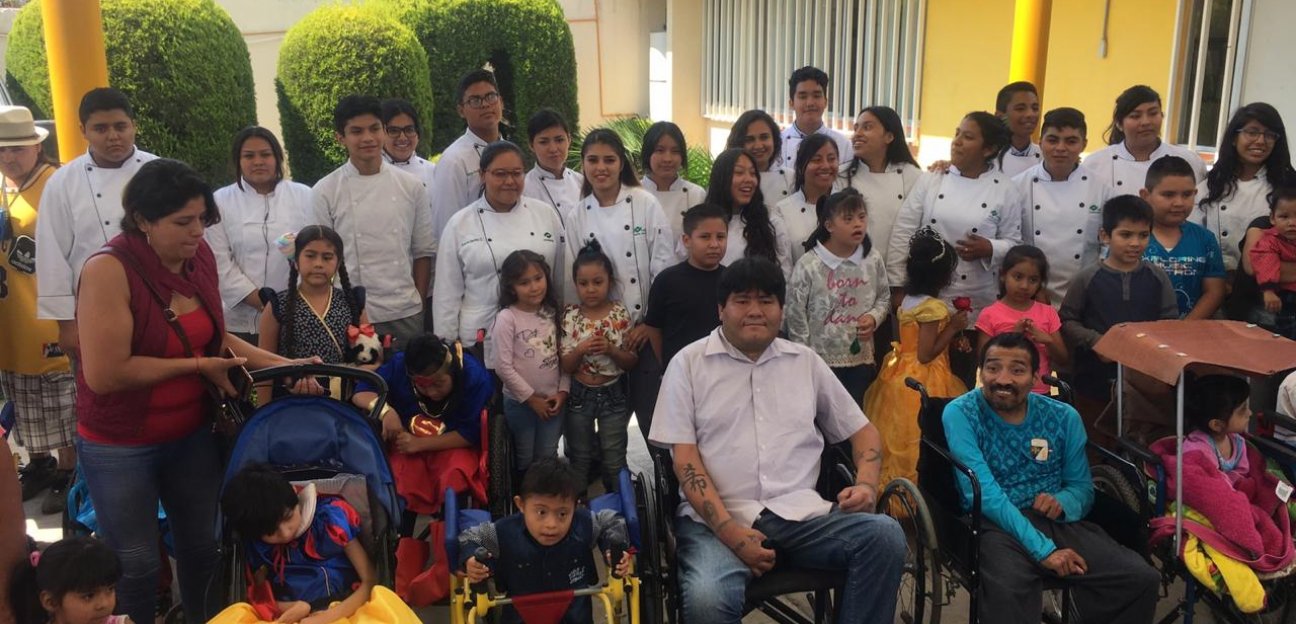 Estudiantes del CONALEP ofrecen desayuno a 100 pacientes de la UBR