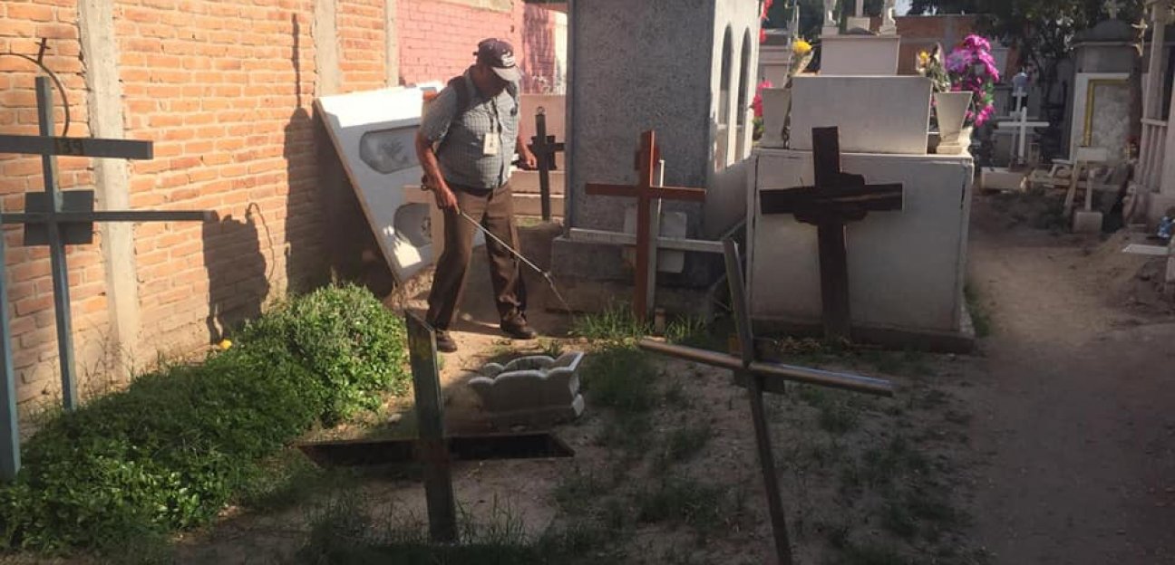 Realizan fumigación y limpieza en cementerios