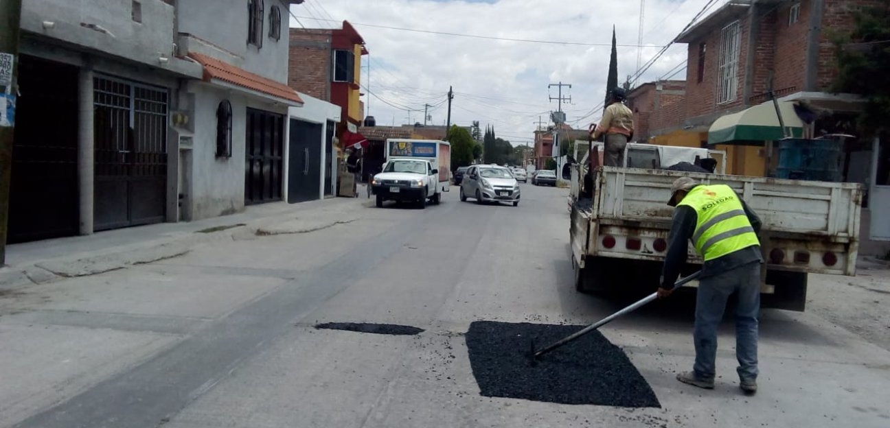 Reciben mantenimiento vialidades de la Cabecera Municipal