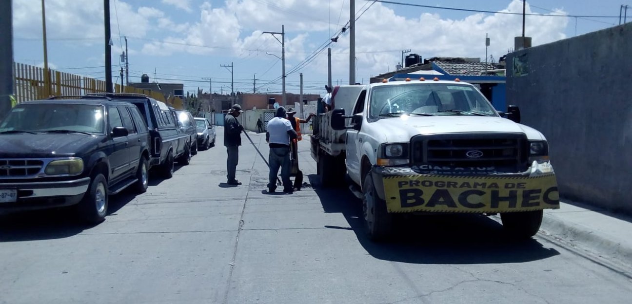 Atienden peticiones de bacheo en La Lomita