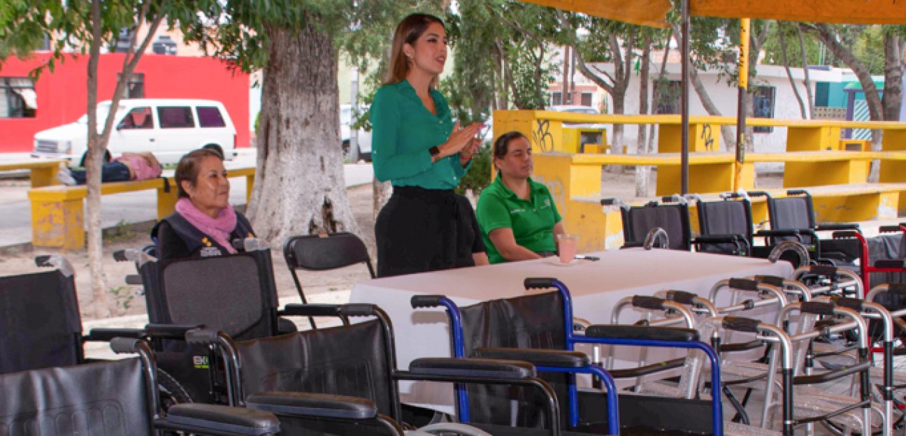 Entrega DIF sillas de ruedas y aparatos funcionales a personas con discapacidad