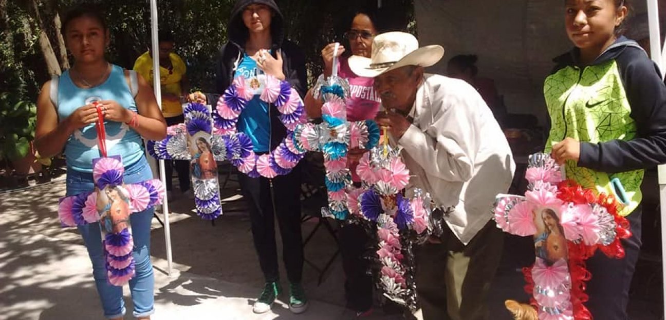 Ofrecen taller de elaboración de coronas de muertos en comunidades soledenses