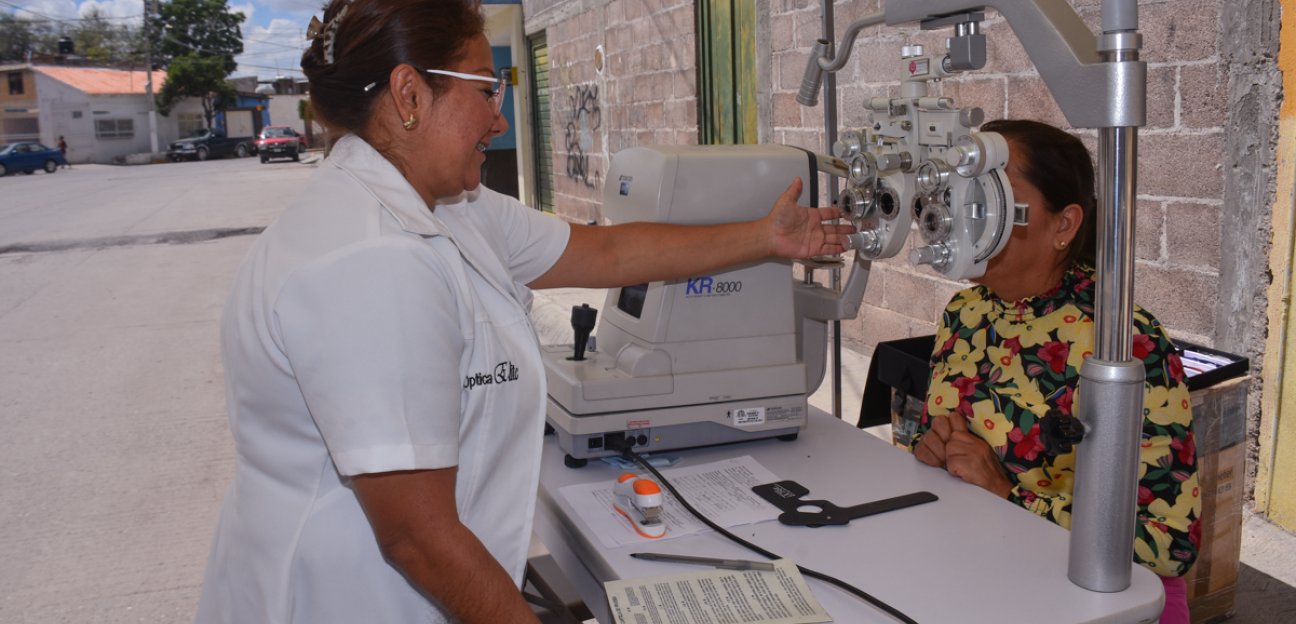En recorrido por colonias se atienden a más de 30 pacientes con problemas visuales