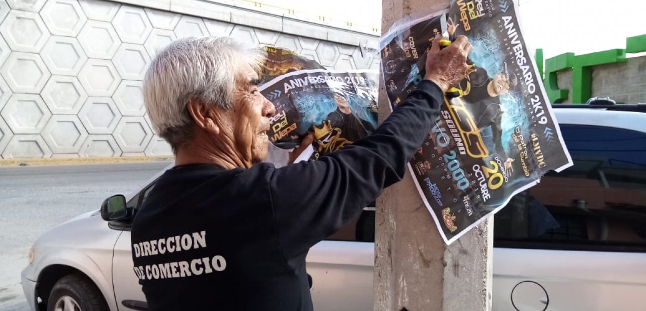 Retiran publicidad no regulada en infraestructura urbana