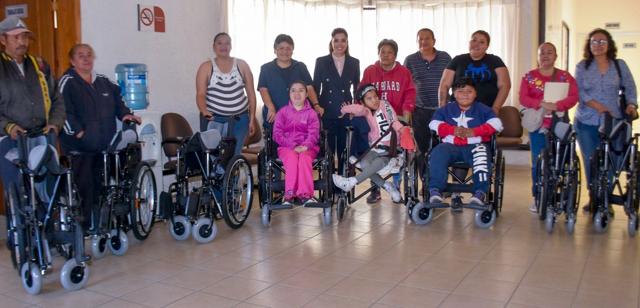 Realiza DIF Municipal penúltima entrega anual de sillas de ruedas