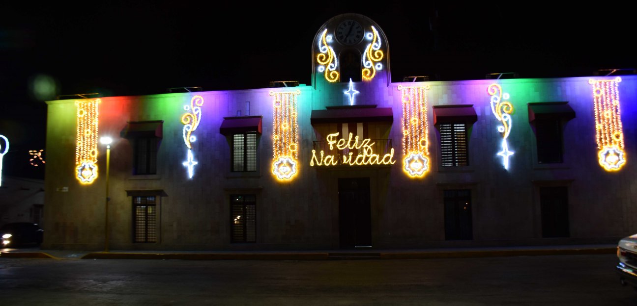 Colocan adornos navideños en calles principales y Palacio Municipal de Soledad
