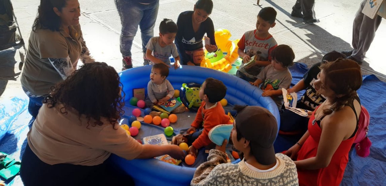 Fortalecen vínculos familiares a través de actividad literaria lúdica 