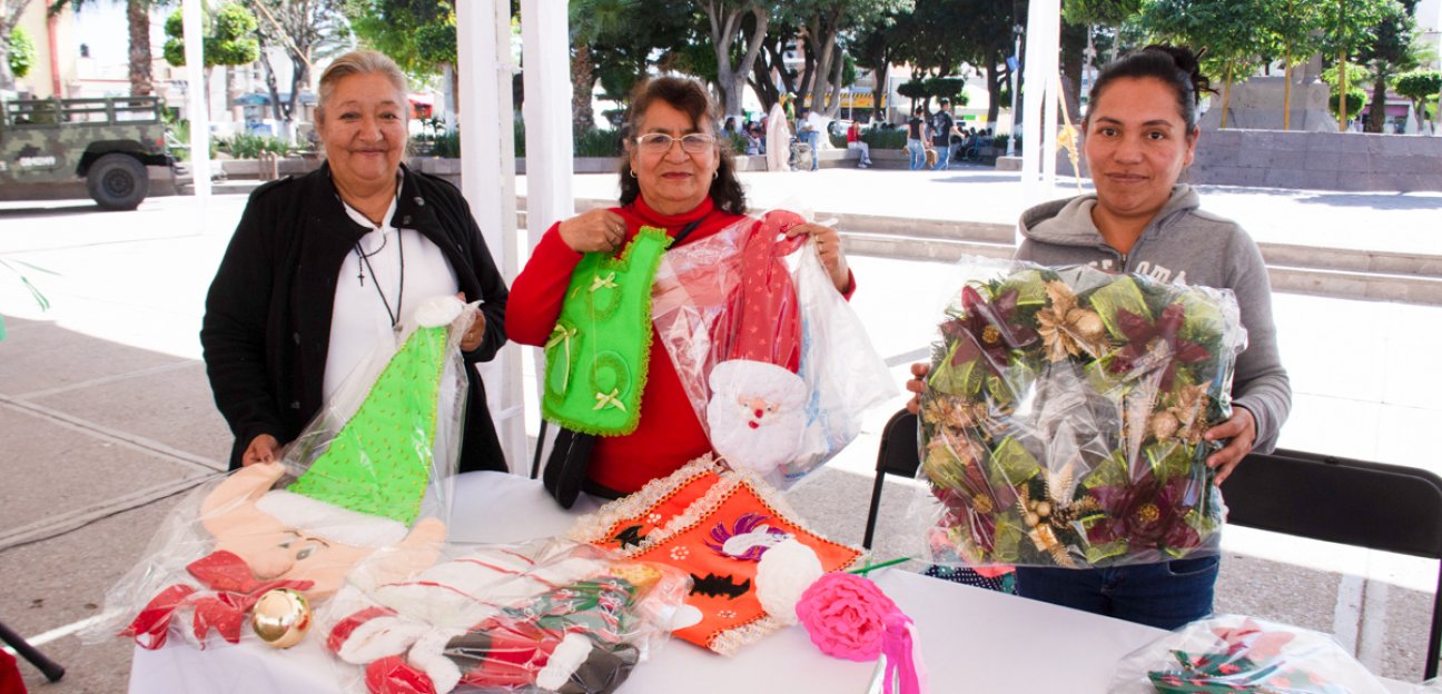  Adultos mayores ofrecieron  en exposición productos realizados en talleres del INAPAM