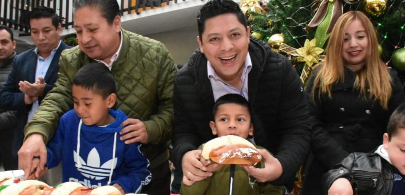 Alcalde Gilberto Hernández y diputado Ricardo Gallardo comparten monumental Rosca de Reyes con la ciudadanía