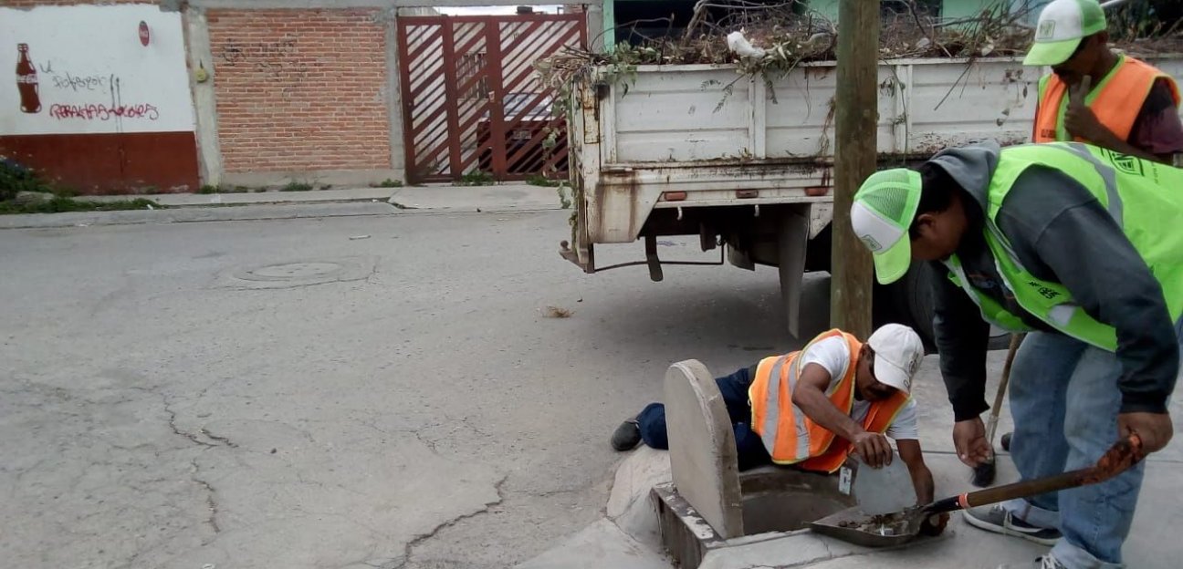 Se da mantenimiento a canales y drenajes del municipio