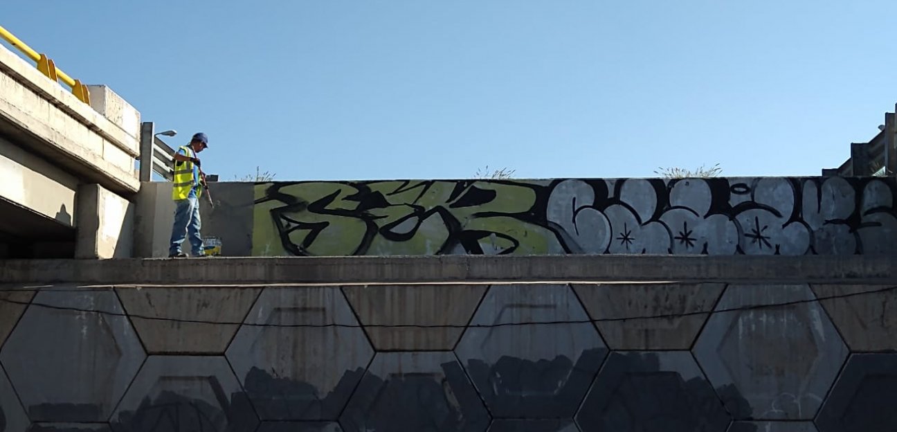 Continúa limpieza de grafiti en espacios públicos de Soledad