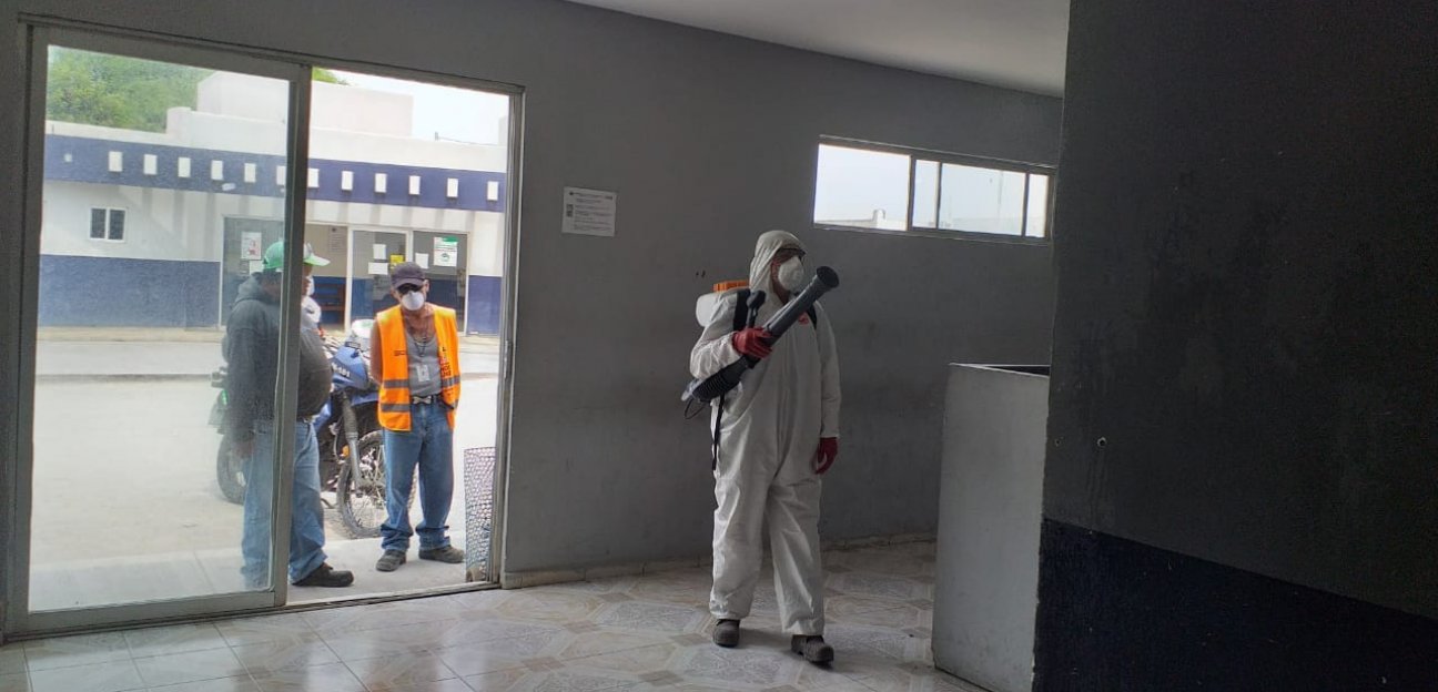 Sanitización de espacios públicos en Soledad se aplica de forma continua y permanente