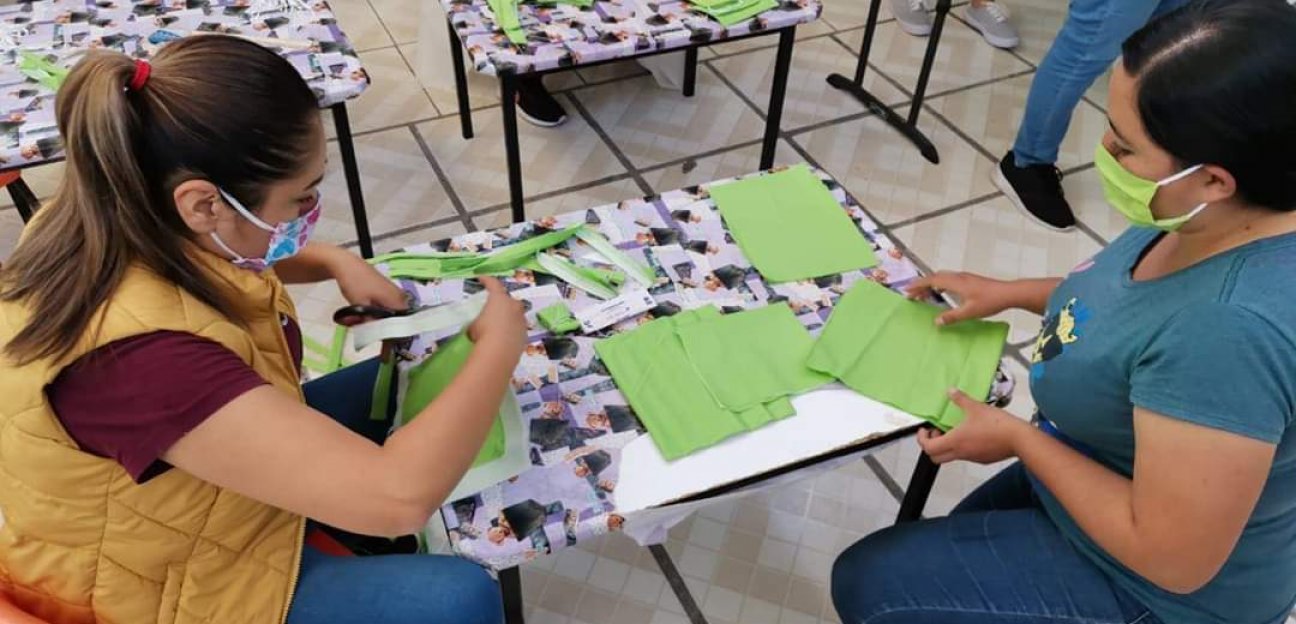 Integrantes de talleres que impulsa el DIF Municipal confeccionan cubrebocas para repartir gratuitamente