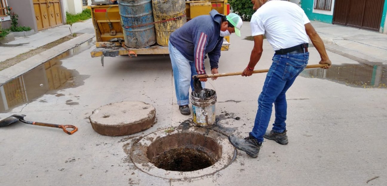 Rehabilitan redes de drenaje en colonias propensas a anegamientos por lluvias