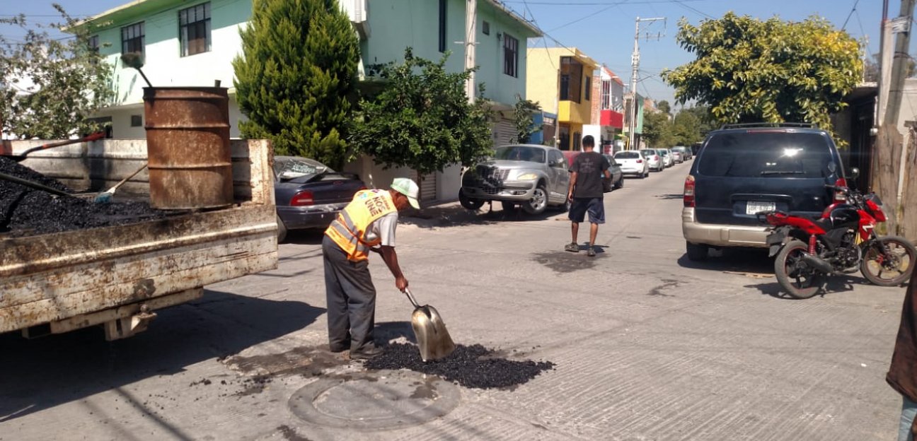 Cierra productiva semana de bacheo en Soledad de Graciano Sánchez