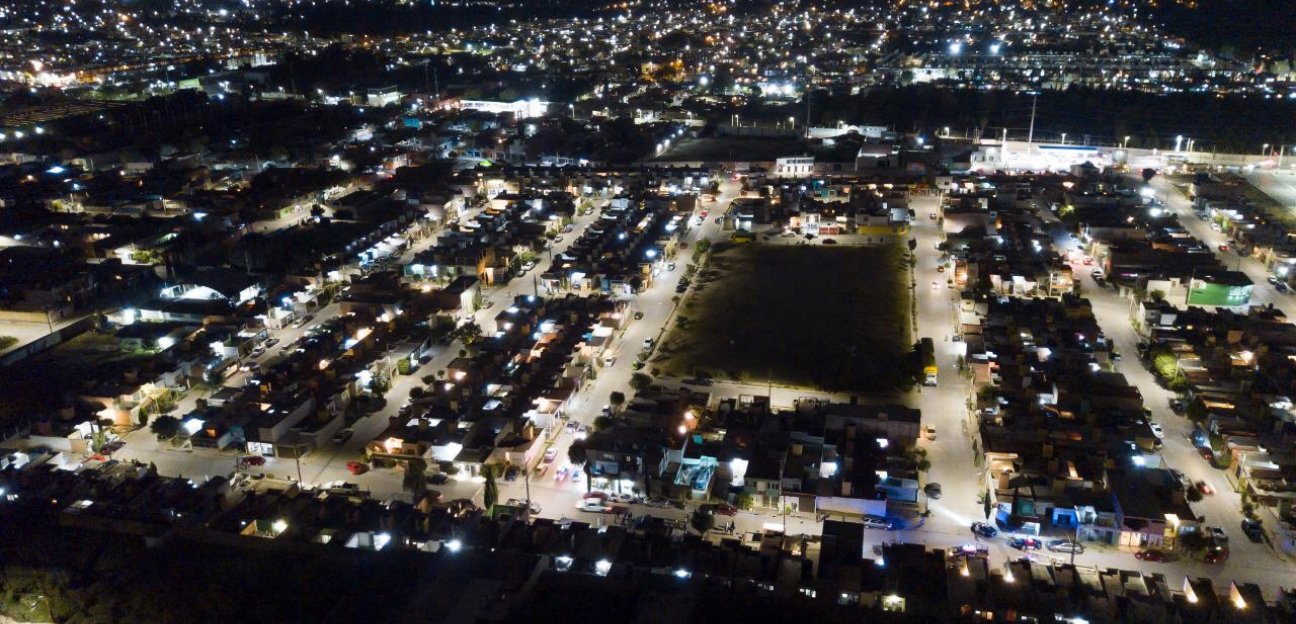 Ayuntamiento de Soledad enciende modernas luminarias en Real del Bosque