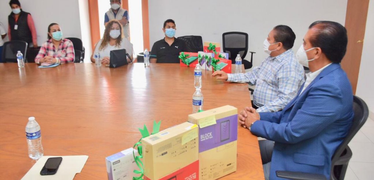 Ayuntamiento de Soledad reconoce la titánica labor docente