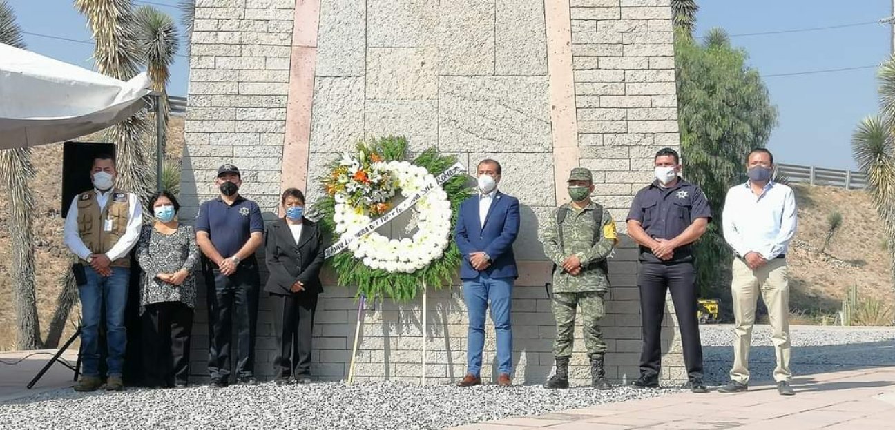 Autoridades municipales conmemoraron el 63 aniversario luctuoso del profesor Graciano Sánchez Romo con un acto cívico en el monumento erigido en su honor.