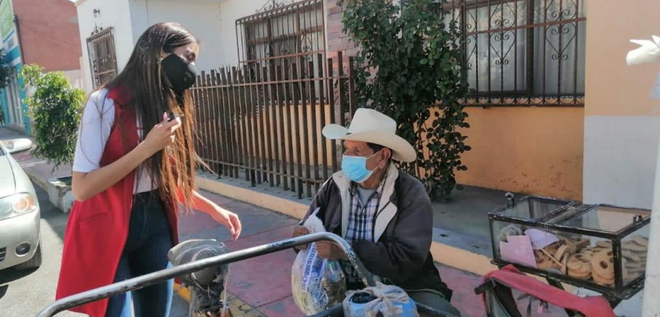 La Dirección de Turismo Municipal entregó despensas recaudadas en el Foro Paranormal a familias de escasos recursos