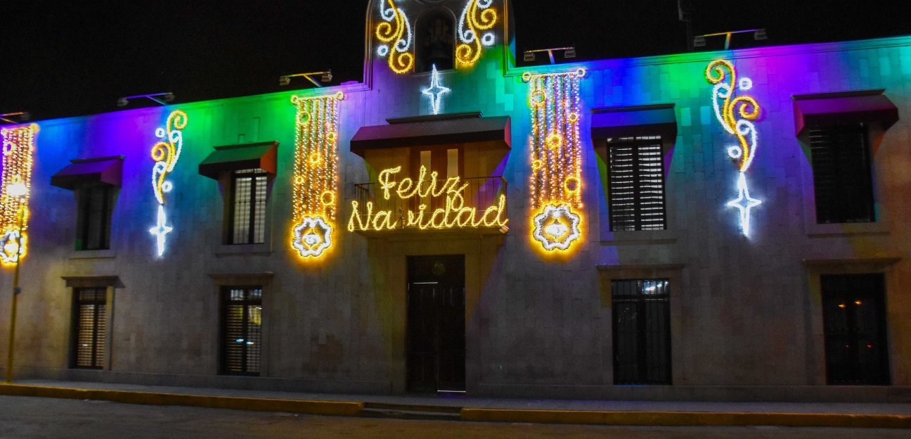 Colocan adornos navideños en Palacio Municipal y principales vialidades de Soledad