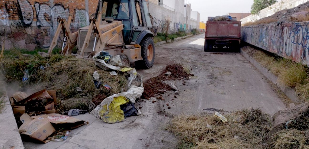Se limpia canal pluvial y drenaje en Cactus