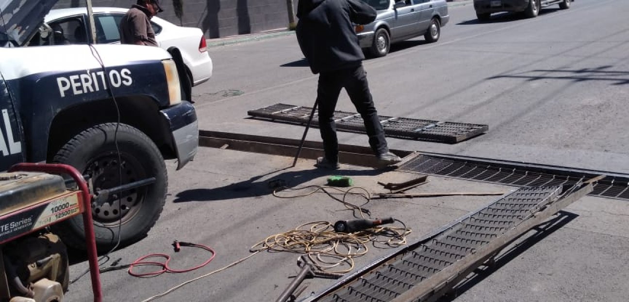 Rejillas de alcantarillado reciben mantenimiento en atención a solicitudes ciudadanas