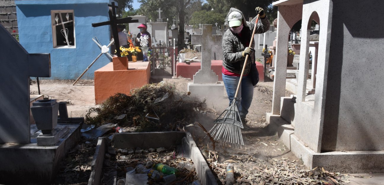 En la víspera del 10  de mayo, servicios municipales de Soledad activa tareas de limpieza en los cementerios