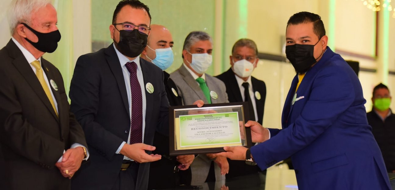 Ayuntamiento de Soledad  entrega premios municipales de la educación 2021