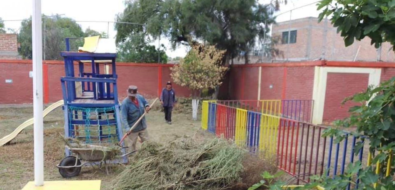 Servicios Municipales de Soledad apoya con tareas de limpieza en planteles escolares
