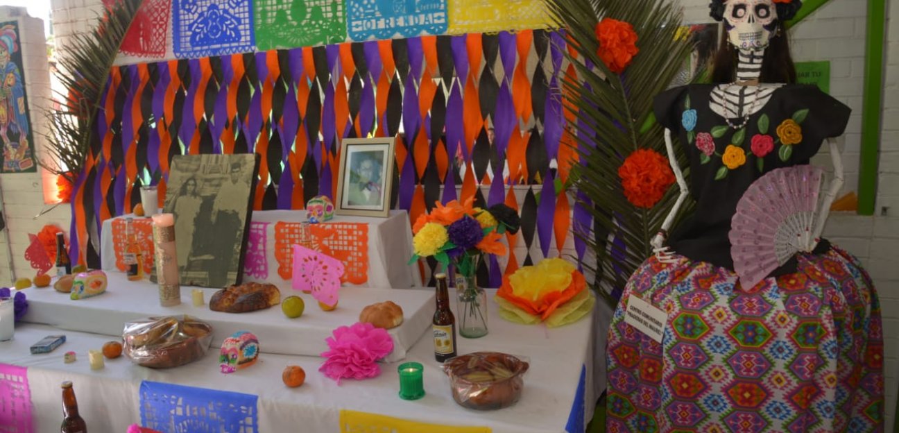 Presidenta de DIF Municipal de Soledad recorre los altares realizados por adultos mayores