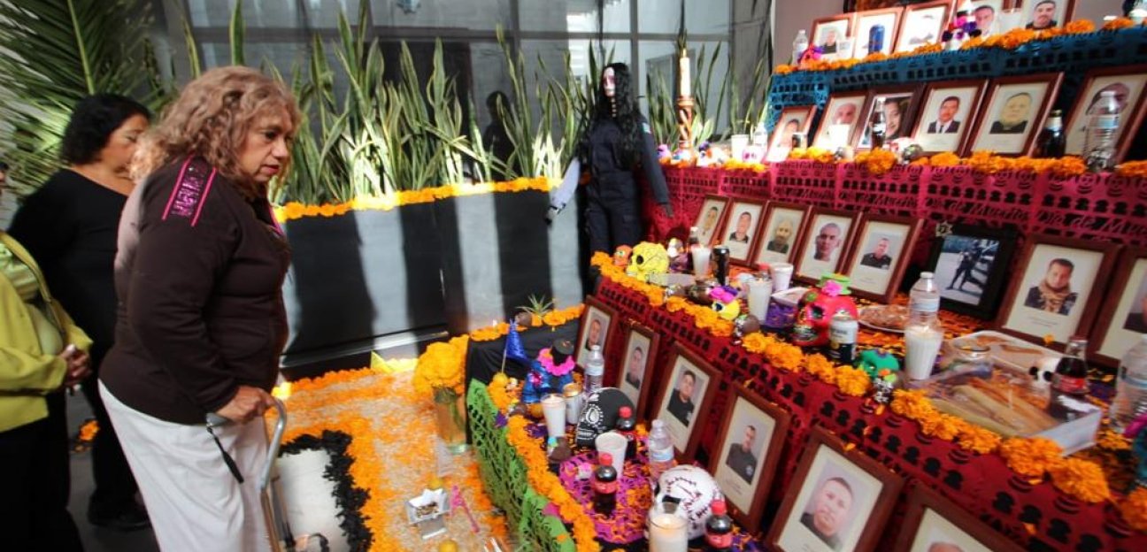 Dirección General de Seguridad Pública de Soledad, rinde homenaje a compañeros caídos con altar de muertos