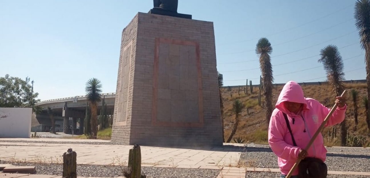 Ayuntamiento de Soledad de Graciano Sánchez da mantenimiento a monumentos de personajes históricos ubicados en la localidad