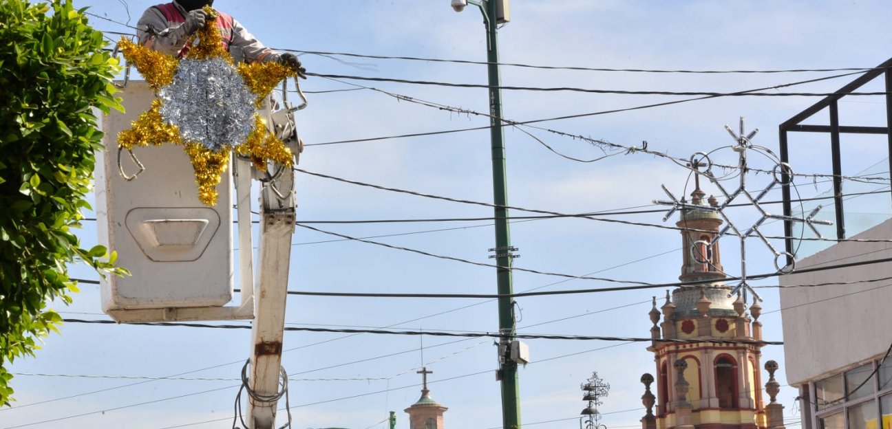 Ayuntamiento de Soledad comenzó con la instalación de adornos navideños