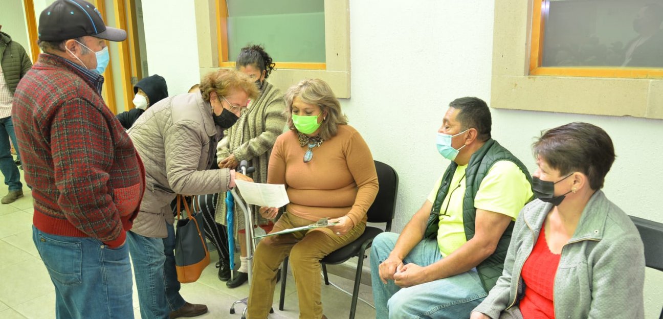 Alcaldesa recorre oficinas recaudadoras y atiende a ciudadanos