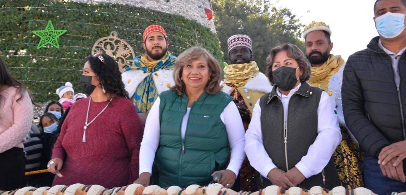 Alcaldesa Leonor Noyola comparte monumental rosca de reyes con soledenses