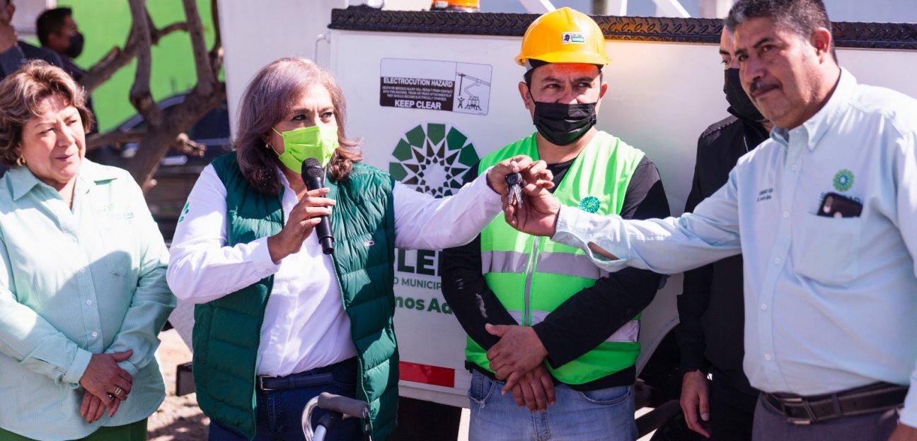 La alcladesa de Soledad de Graciano Sánchez entrega unidad tipo grúa al departamento de Alumbrado Público 