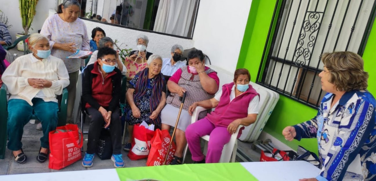 El Sistema Municipal DIF realiza la entrega de lentes a adultos mayores