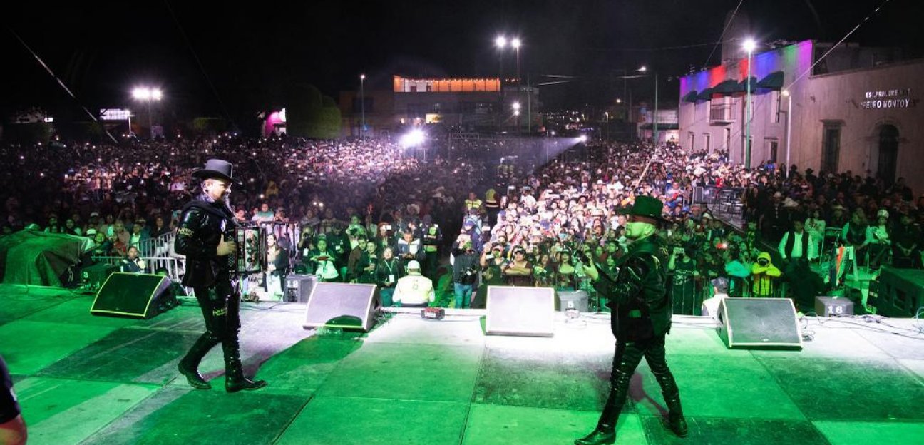 La nueva sensación sierreña llegó a la FENAE al ritmo de su guitarra, bajo y acordeón