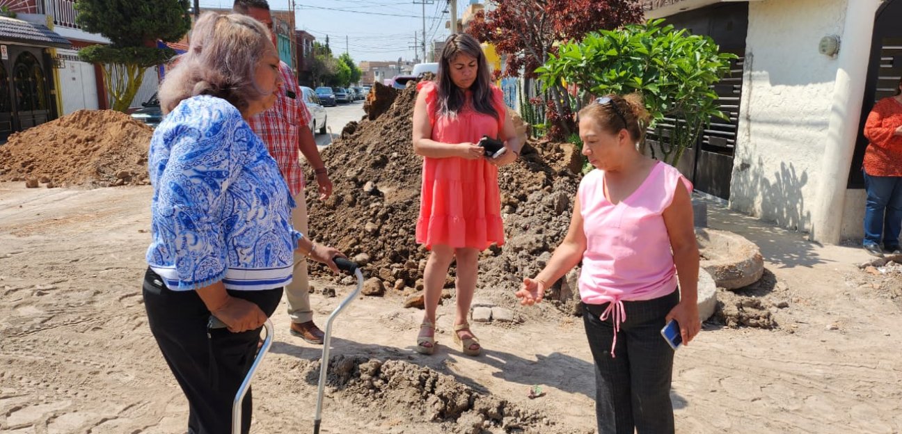 Alcaldesa Leonor Noyola supervisa progreso de pavimentación, en colonia San Felipe 