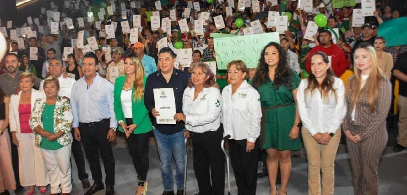 Reconocen soledenses trabajo estatal y municipal al recibir escrituras de propiedad, tras años de espera