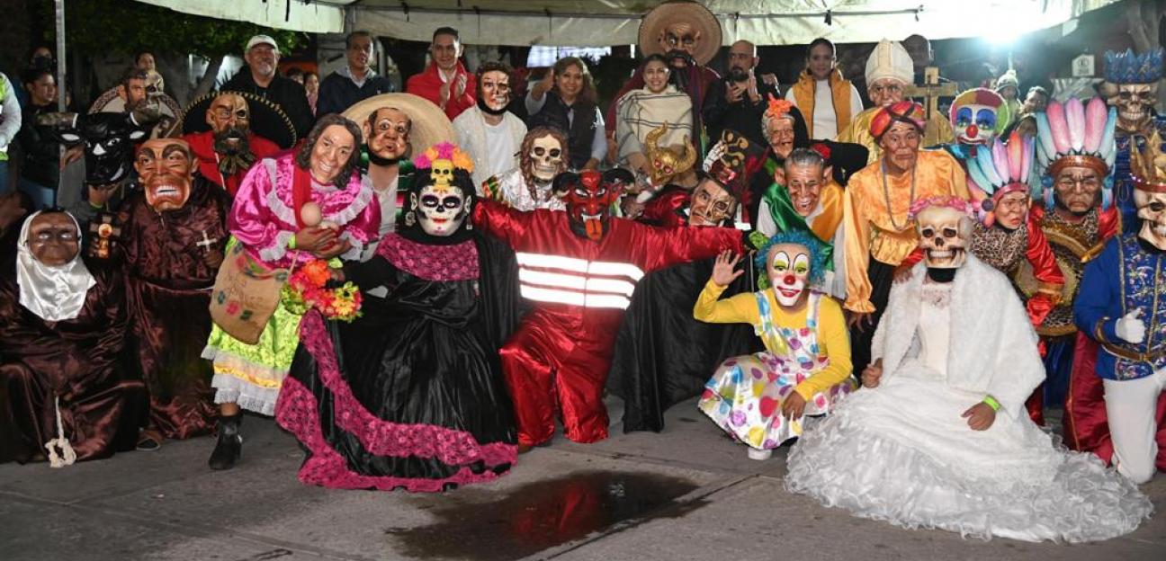 Coloridas y emocionantes comparsas dan inicio a Xantolo, en Soledad