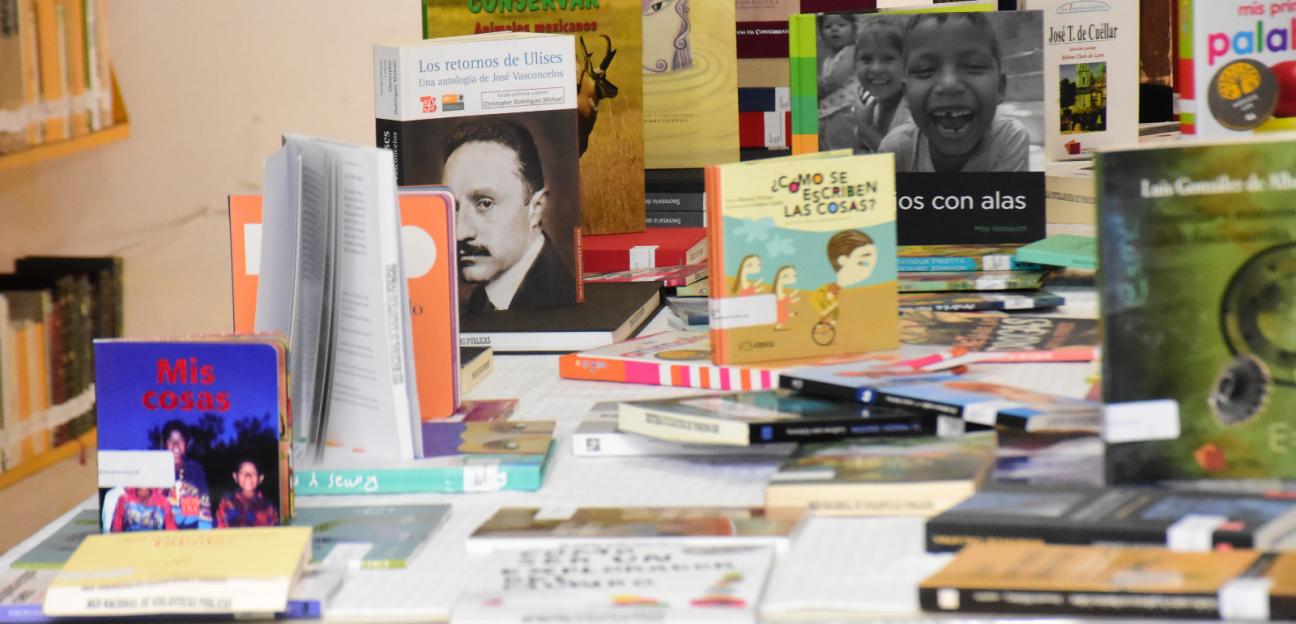 Exhibición de librerías en la plaza principal de Soledad, por Día Nacional del Libro