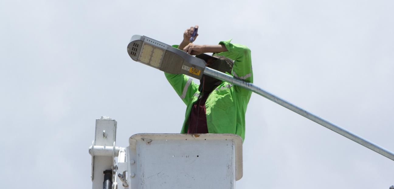 Cada día, Servicios Municipales de Soledad mejora sistema de alumbrado público