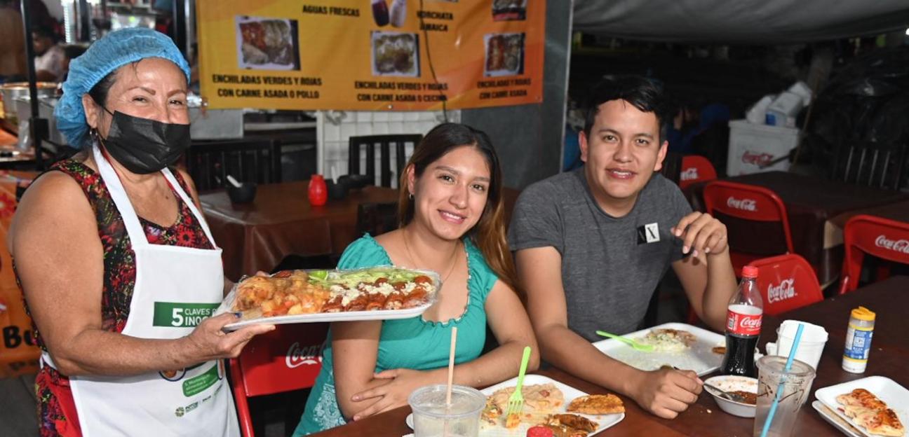 Gran variedad de enchiladas deleitan a familias locales y visitantes en la FENAE