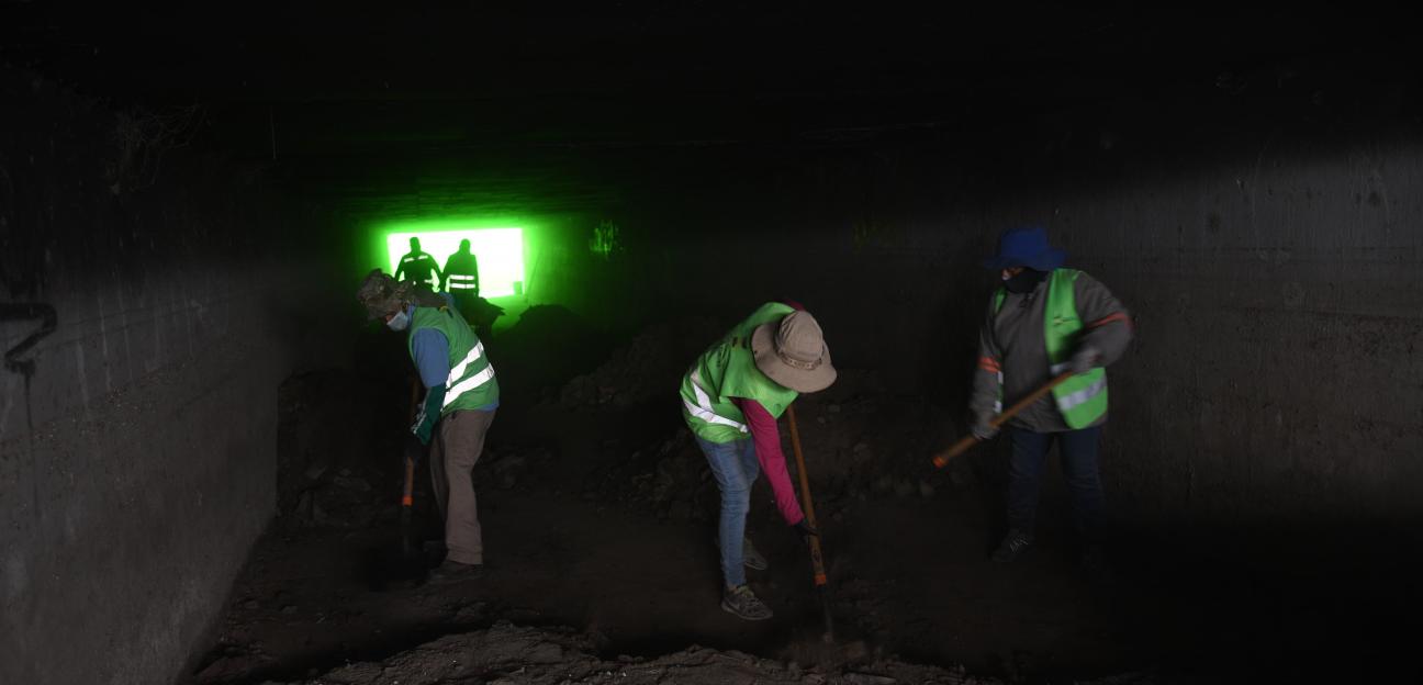 Ayuntamiento de Soledad limpia y devuelve funcionalidad a paso peatonal subterráneo en  carretera a Matehuala  